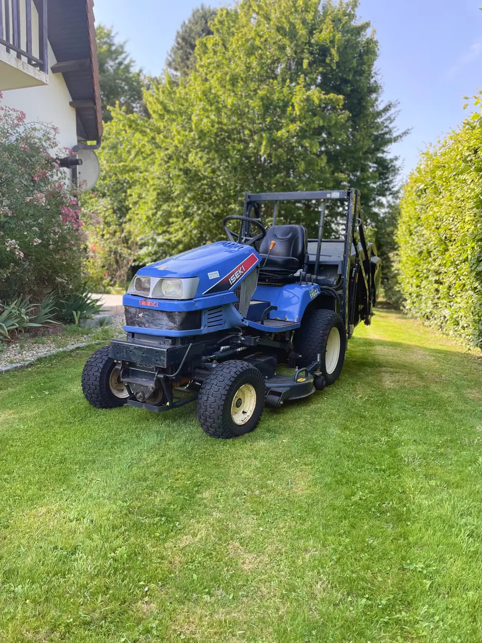 Tracteur tondeuse ISEKI AlloJardin76 sur une pelouse en Seine-Maritime